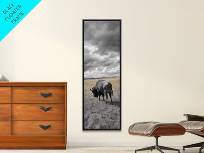 Leinwanddruck „Einsamer Bison auf der Weide“ (gerahmt) | Rustikale Wandkunst | Stimmungsvolle Kunst | Tiergemälde | Landhausdeko | Südwestliche Wandkunst | Geschenkidee