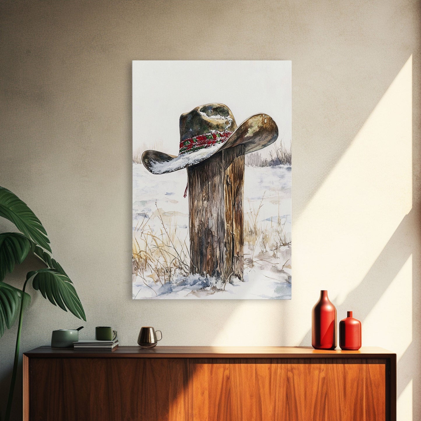 Rustikaler Cowboyhut auf schneebedecktem Pfosten, gerahmter Leinwanddruck, winterliche Western-Dekoration, weihnachtliche Bauernhauskunst, Kunst über dem Sofa in rustikalen Häusern