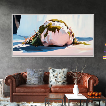 Moosbewachsener Felsen am Strand, Naturkunst am Meer, Erdiger Meeresdruck, Ruhige Zen-Dekoration, Organische minimalistische Ästhetik, Leinwanddruck fürs Wohnzimmer