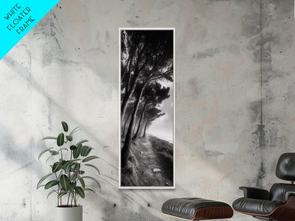 Windiger Waldweg, dunkle Küstenbäume, stimmungsvolle Natur, gerahmter Leinwanddruck, herbstliche Wanddekoration fürs Wohnzimmer, stimmungsvolle Landschaftsästhetik