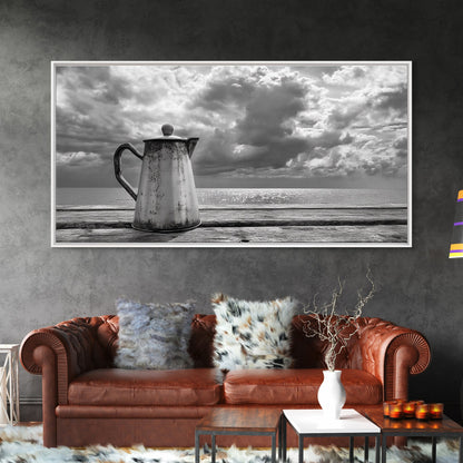 Kaffeekanne am Meer, Stillleben mit Meerblick, Rustikaler Morgen, Gerahmter Leinwanddruck, Maritime Wandkunst, Strandküchendekoration, Stimmungsvolle Naturkunst