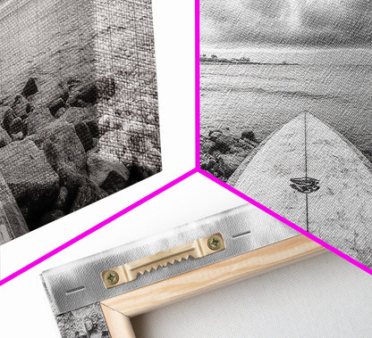 Surfbrett, Felsküste, Bewölktes Meer, Küstenabenteuer, Strandästhetik, Leinwanddruck, Minimalistische Meereskunst, Maritime Wanddekoration, Badezimmer-Wandkunst