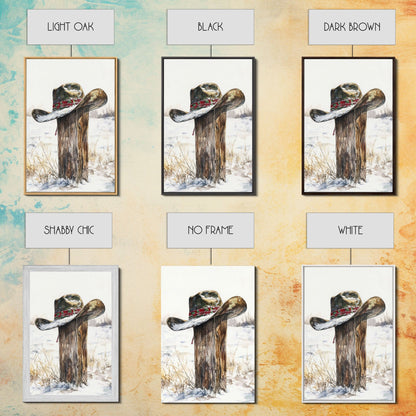 Rustikaler Cowboyhut auf schneebedecktem Pfosten, gerahmter Leinwanddruck, winterliche Western-Dekoration, weihnachtliche Bauernhauskunst, Kunst über dem Sofa in rustikalen Häusern